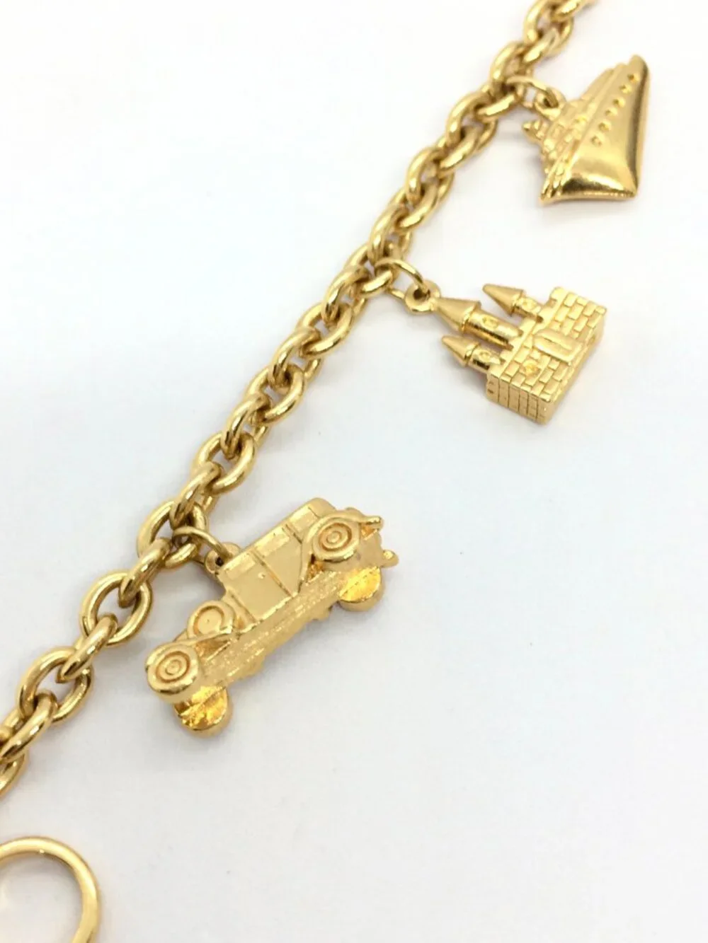 VINTAGE AVON BRACELET Rich & Famous Gold Tone 5 Charm Travel Theme 1980s - Picture 6 of 12